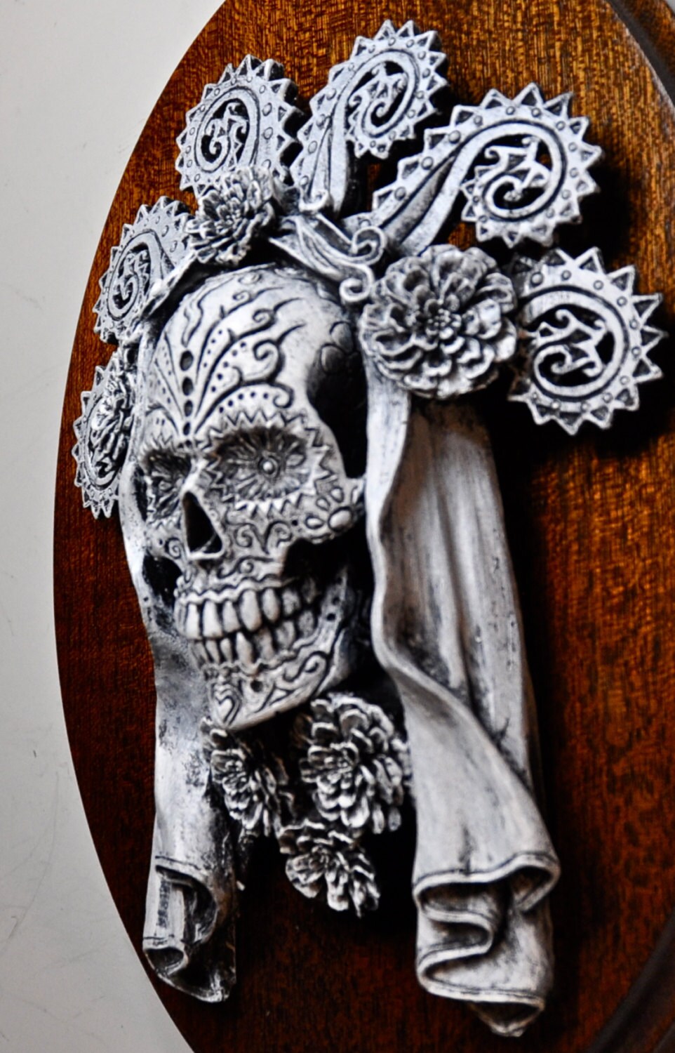 Dia de los Muertos Wall Plaque, Hand Painted Resin | Mexican Gothic Wall Art | Spooky Day of the Dead Skull Plaque for Gothic Home Decor