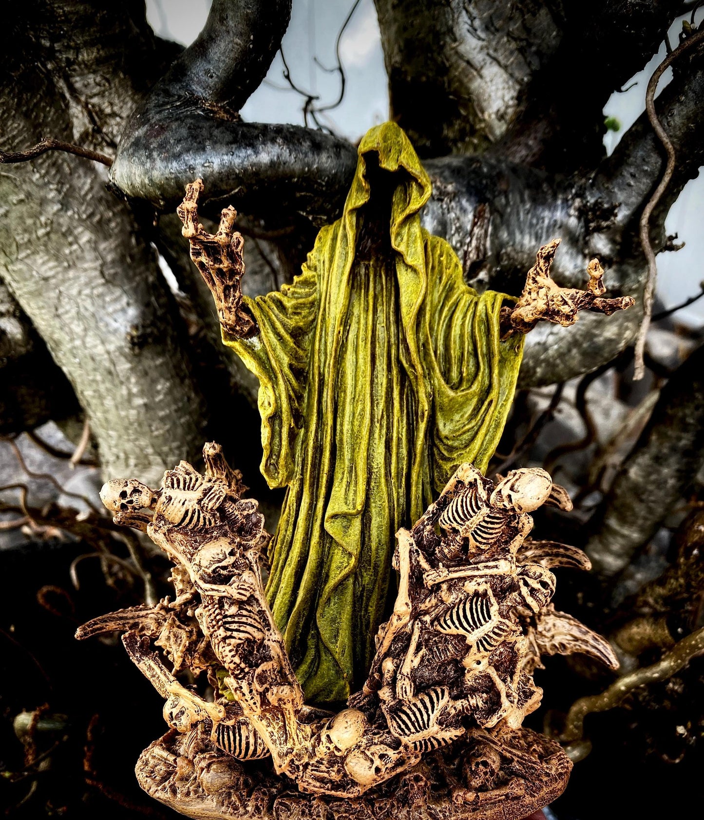 H.P. Lovecraft's The King in Yellow/ Hastur Statue | Cthulhu Mythos Necromancer Figurine | Lovecraftian Horror, Gothic Decor and Gamer Gift
