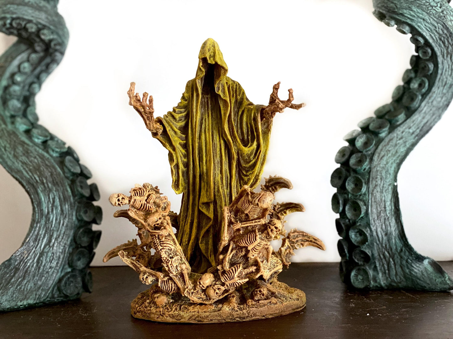 H.P. Lovecraft's The King in Yellow/ Hastur Statue | Cthulhu Mythos Necromancer Figurine | Lovecraftian Horror, Gothic Decor and Gamer Gift