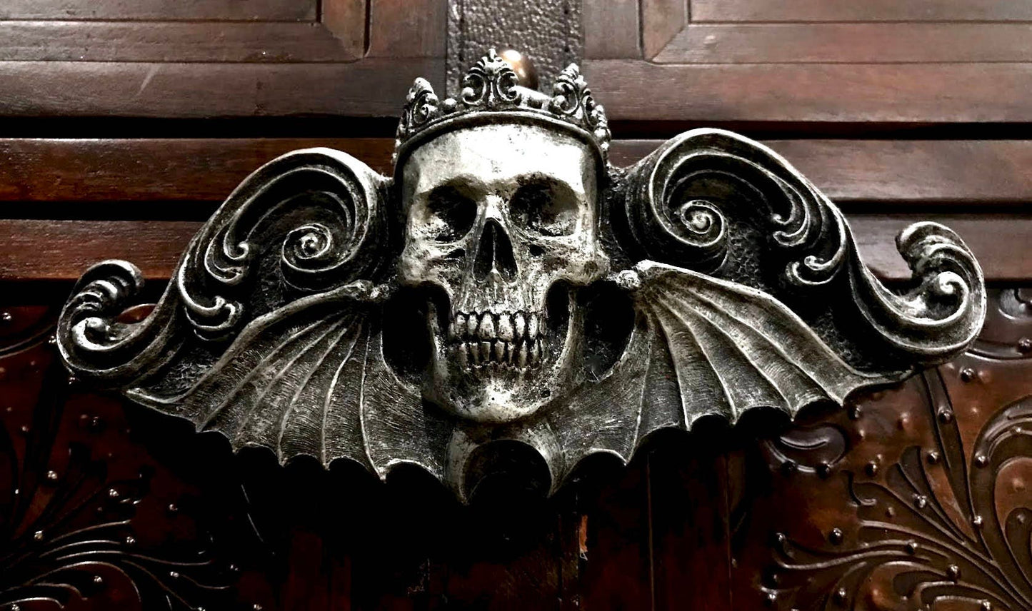 King Moriendi Skull Wall Plaque, Resin | Medieval Gothic Winged Skull Wall Art | Spooky Crowned Skull Plaque for Gothic Fantasy Home Decor