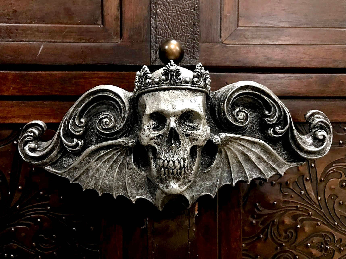 King Moriendi Skull Wall Plaque, Resin | Medieval Gothic Winged Skull Wall Art | Spooky Crowned Skull Plaque for Gothic Fantasy Home Decor