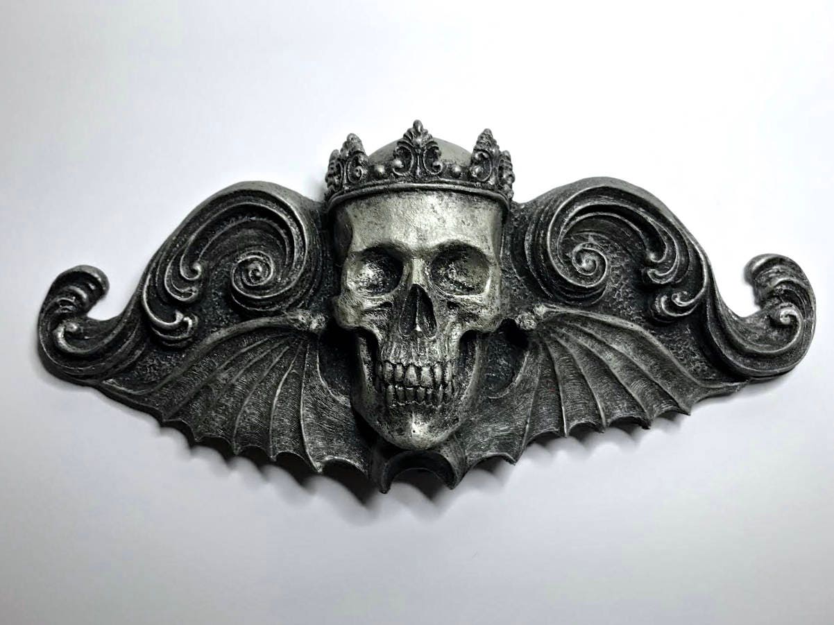 King Moriendi Skull Wall Plaque, Resin | Medieval Gothic Winged Skull Wall Art | Spooky Crowned Skull Plaque for Gothic Fantasy Home Decor