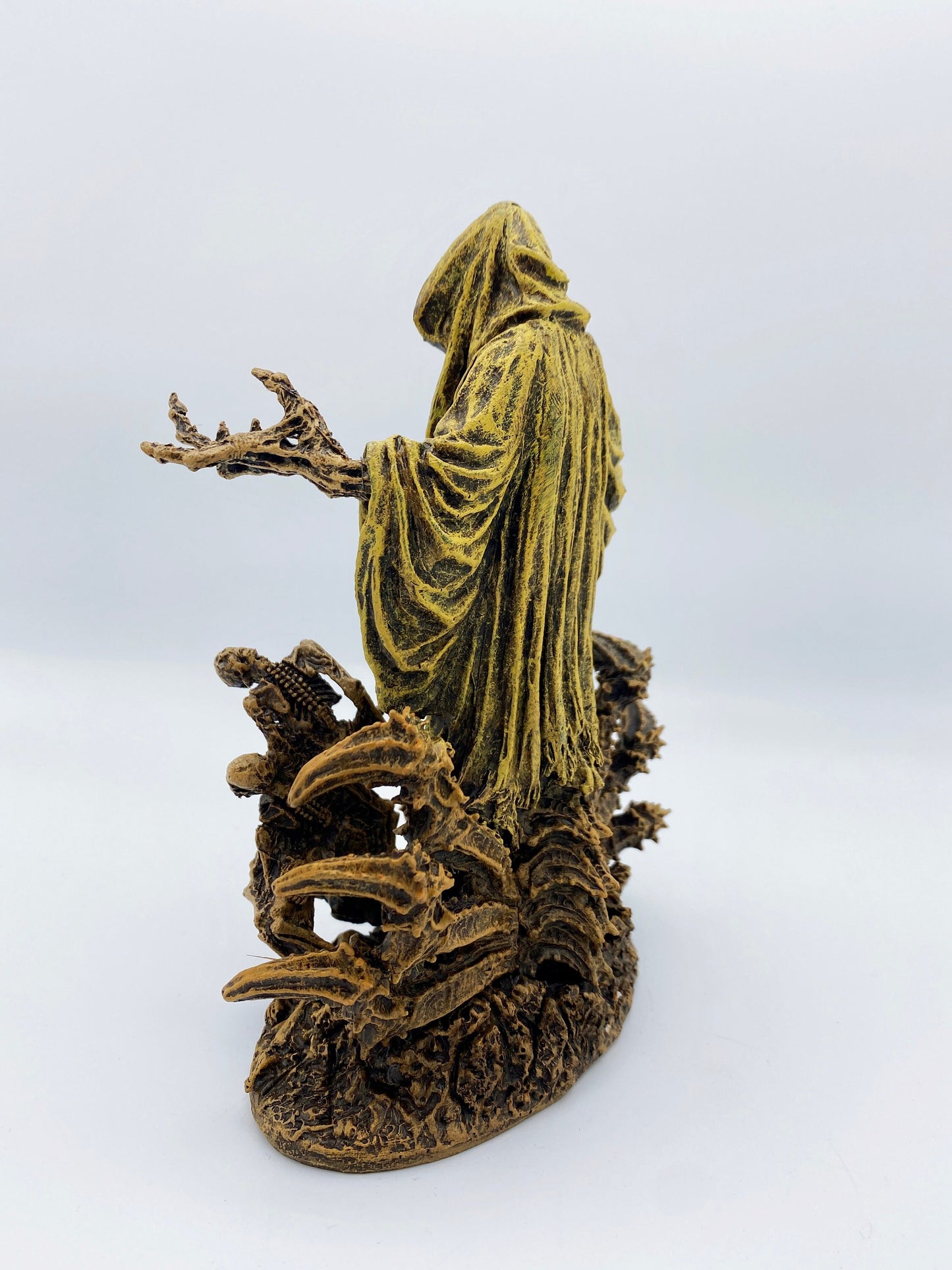 H.P. Lovecraft's The King in Yellow/ Hastur Statue | Cthulhu Mythos Necromancer Figurine | Lovecraftian Horror, Gothic Decor and Gamer Gift