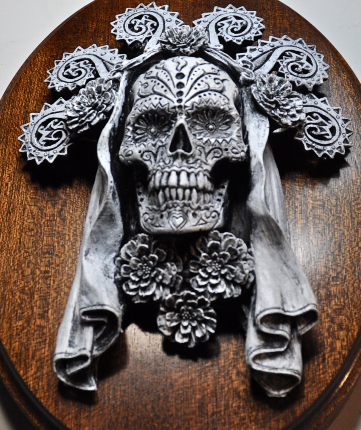 Dia de los Muertos Wall Plaque, Hand Painted Resin | Mexican Gothic Wall Art | Spooky Day of the Dead Skull Plaque for Gothic Home Decor