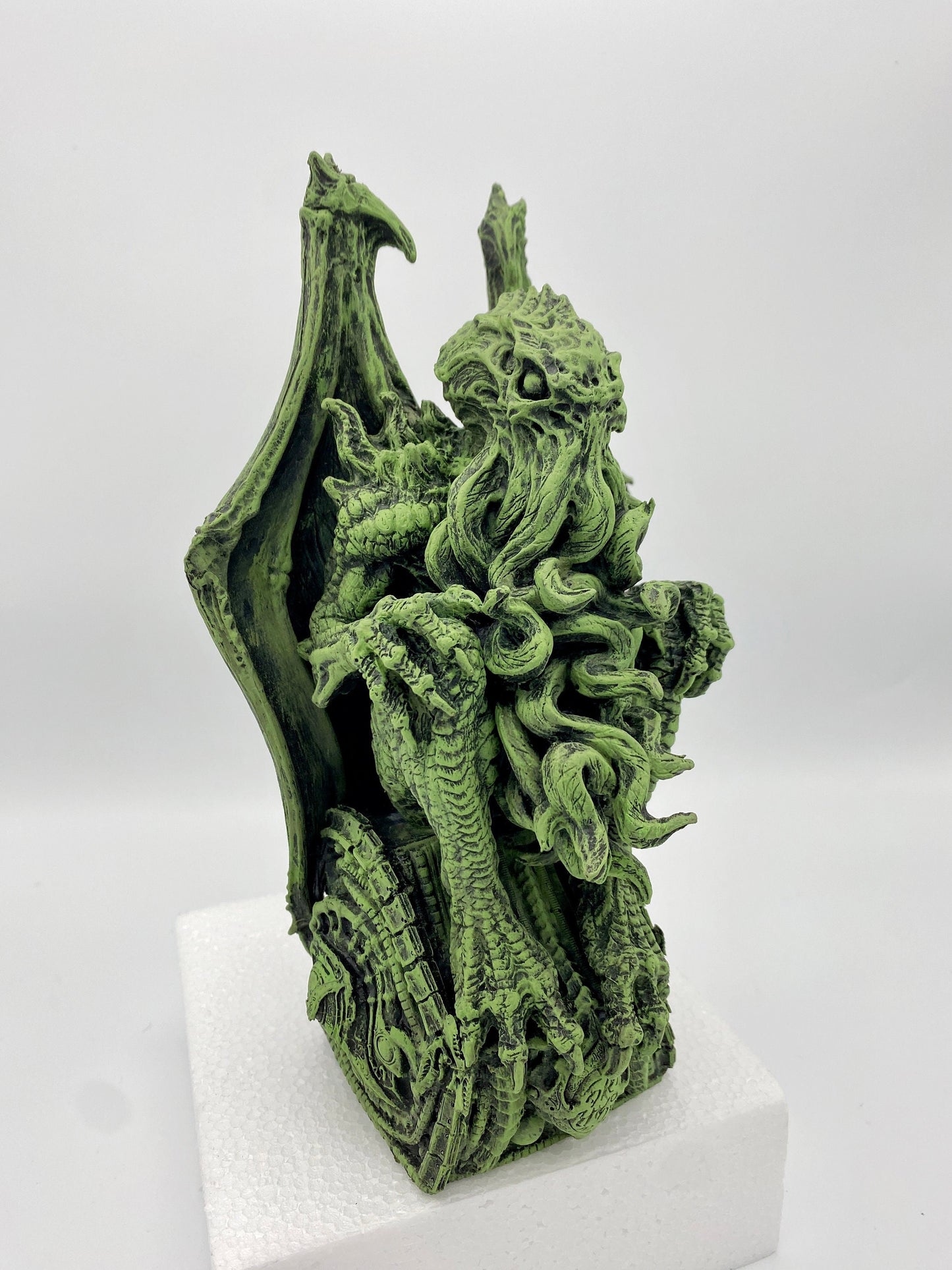 Cthulhu Enthroned Statue, Hand Painted Resin Sculpture | Cthulhu Mythos Monster Figurine | Lovecraftian Horror Decor and Gamer Gift