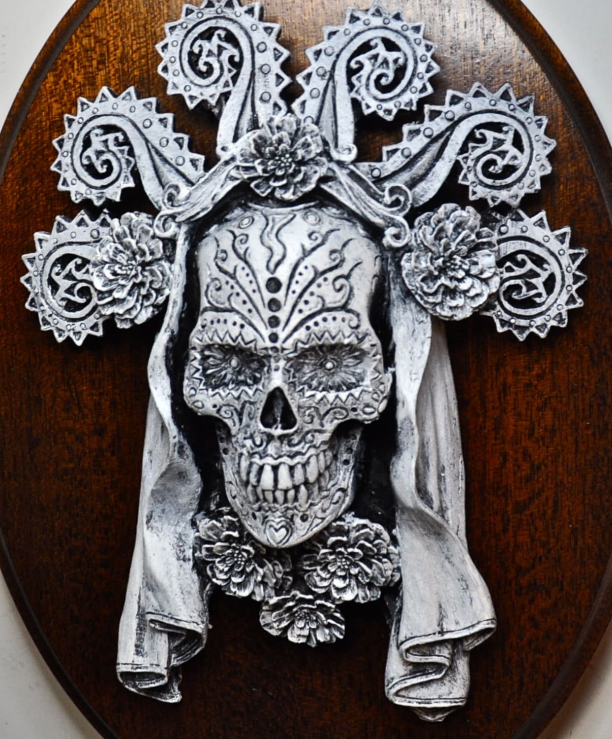 Dia de los Muertos Wall Plaque, Hand Painted Resin | Mexican Gothic Wall Art | Spooky Day of the Dead Skull Plaque for Gothic Home Decor