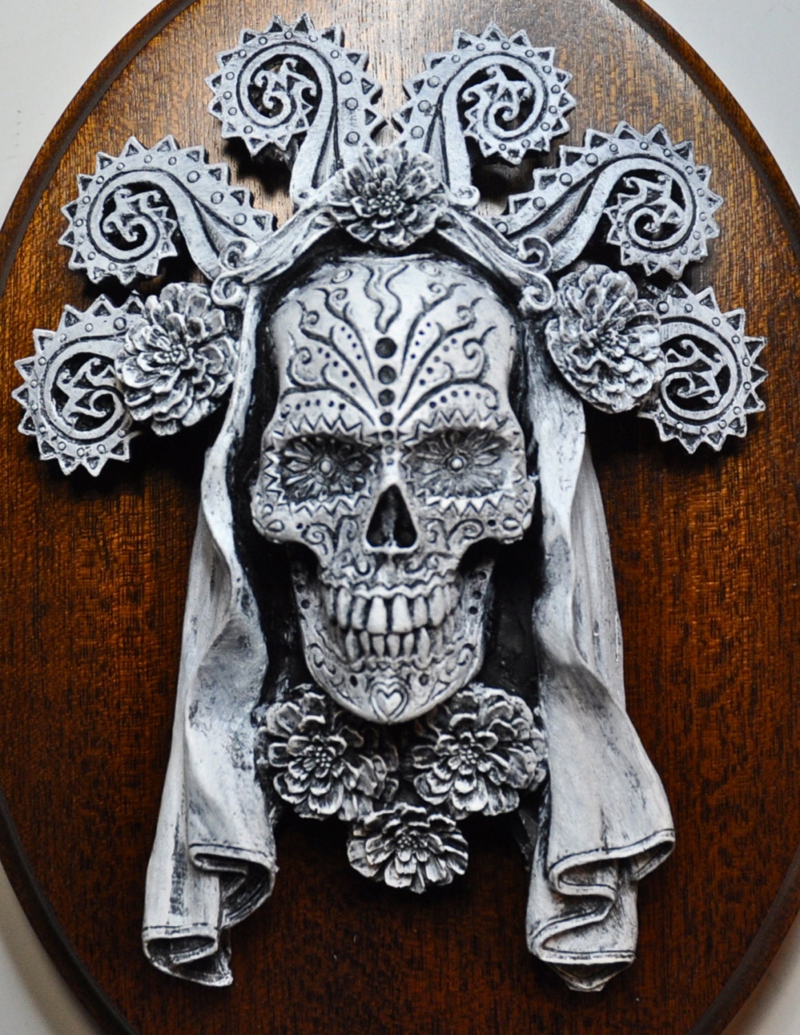 Dia de los Muertos Wall Plaque, Hand Painted Resin | Mexican Gothic Wall Art | Spooky Day of the Dead Skull Plaque for Gothic Home Decor