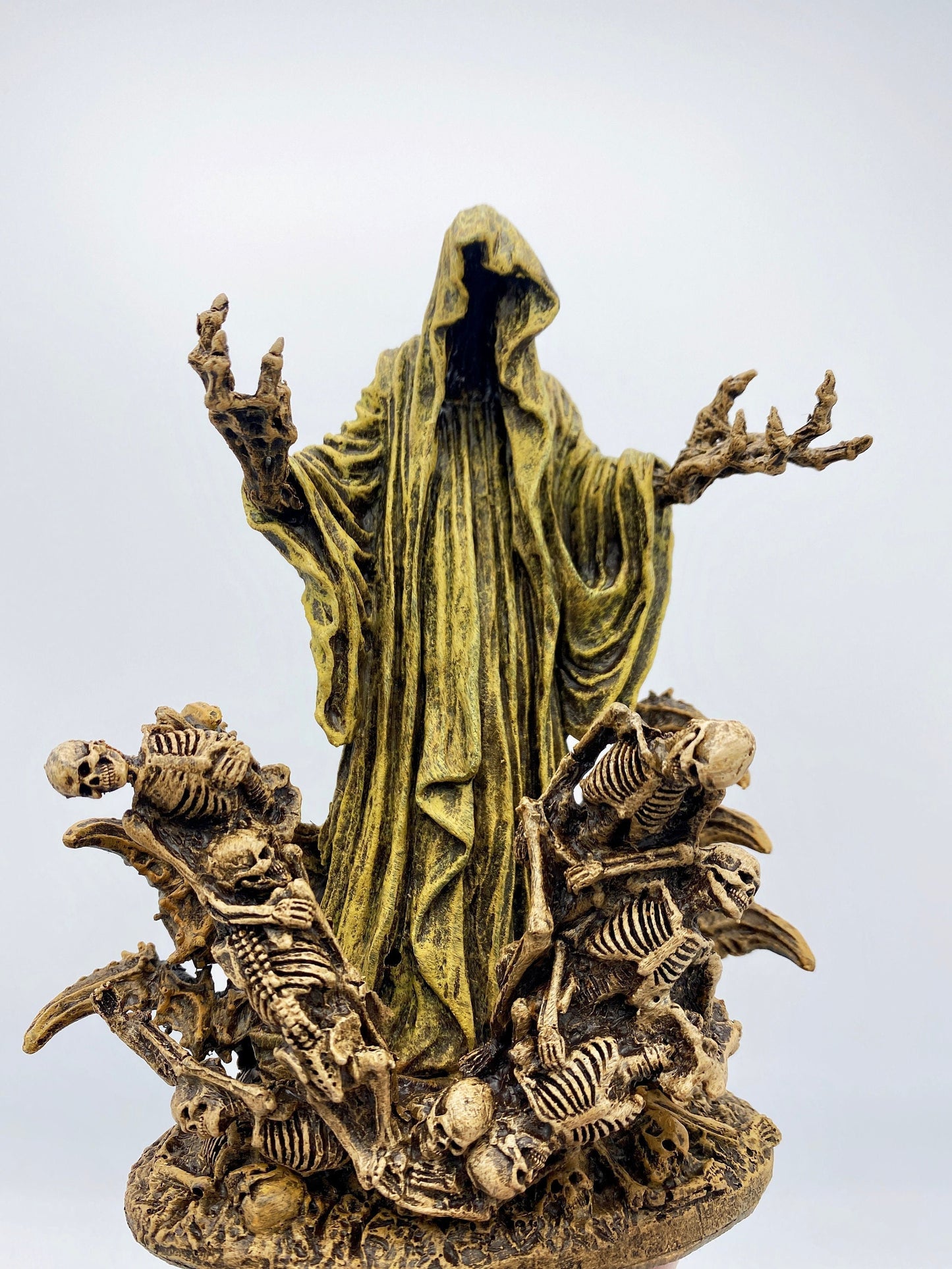 H.P. Lovecraft's The King in Yellow/ Hastur Statue | Cthulhu Mythos Necromancer Figurine | Lovecraftian Horror, Gothic Decor and Gamer Gift