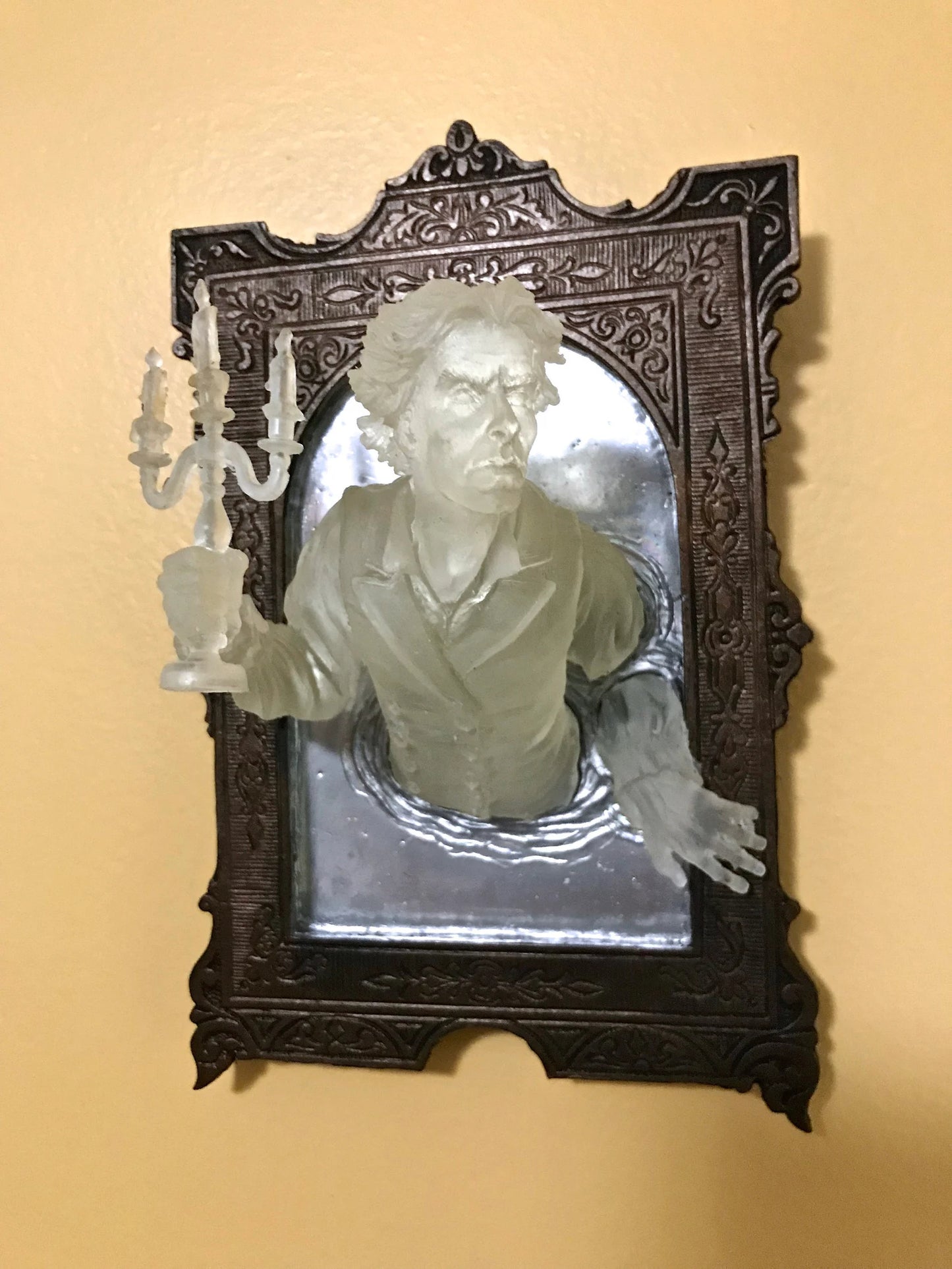 Gentleman Ghost in the Mirror, Glow in the Dark