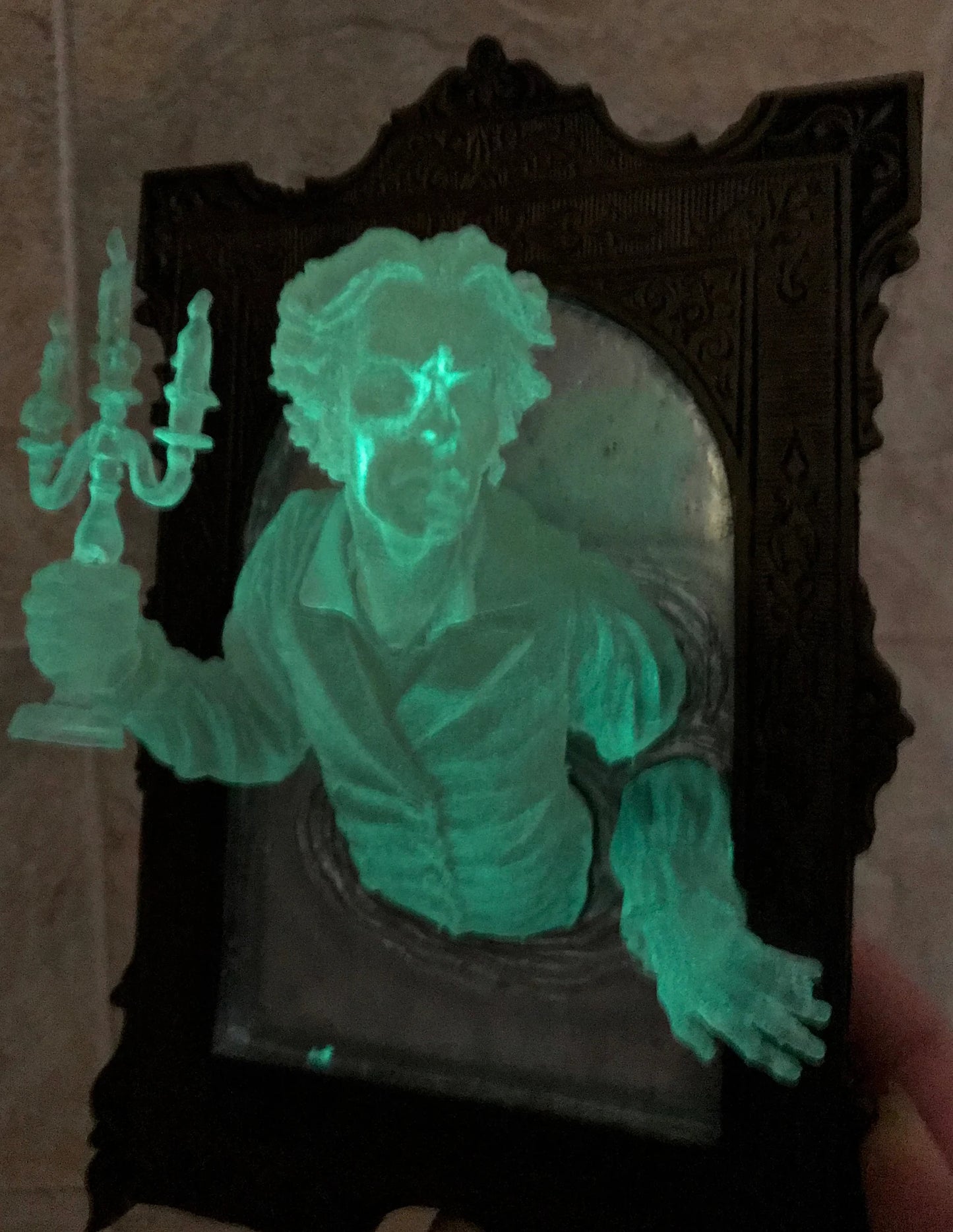 Gentleman Ghost in the Mirror, Glow in the Dark