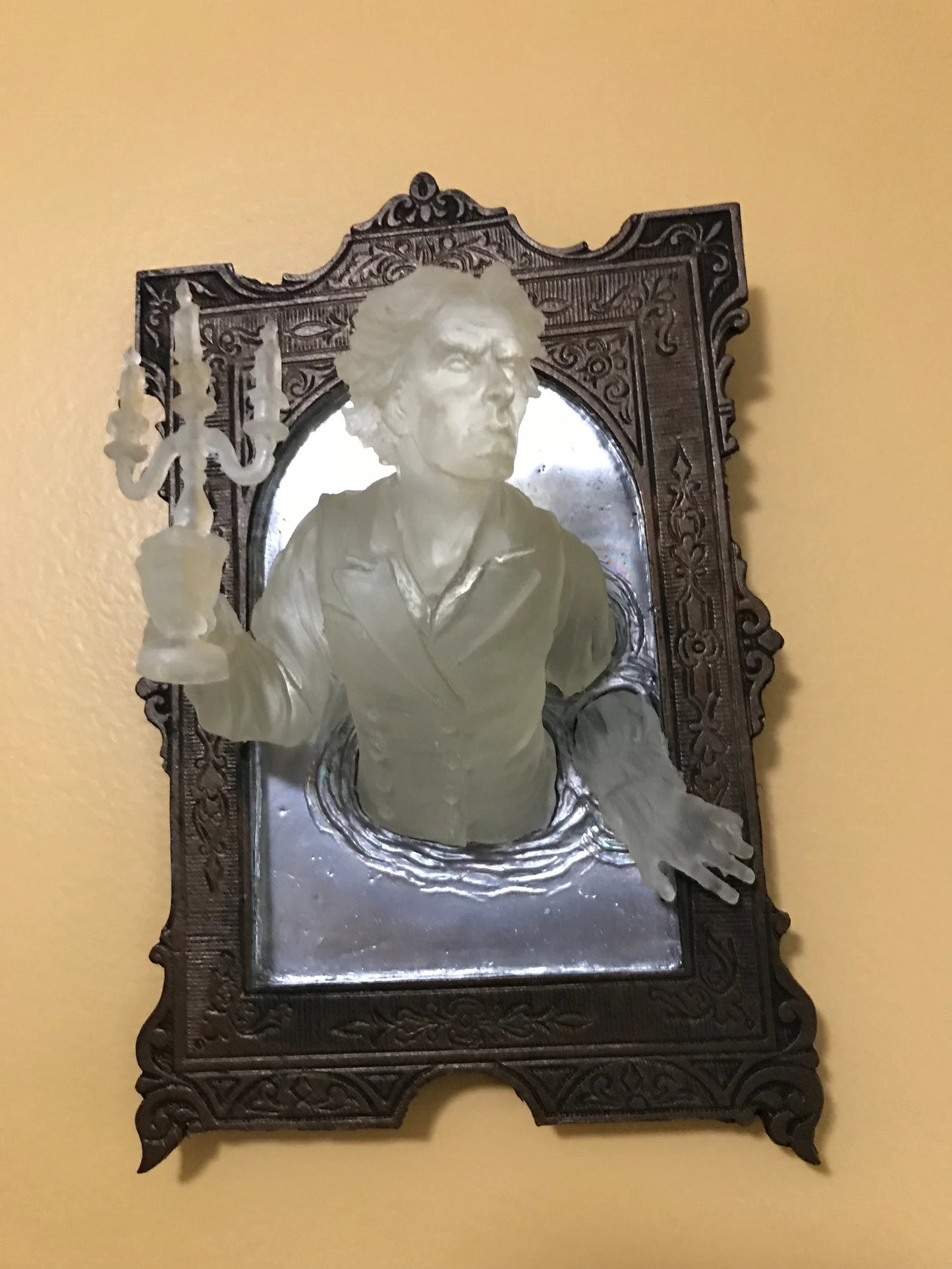 Gentleman Ghost in the Mirror, Glow in the Dark